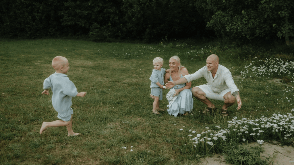 En GIF med en pojke som springer till sin pappas famn med sin lillebror och mamma bredvid sig på Öckerö.