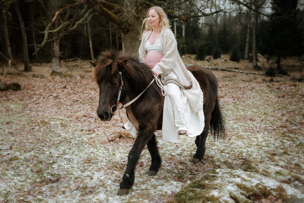 Gravidfotografering med häst utanför Göteborg