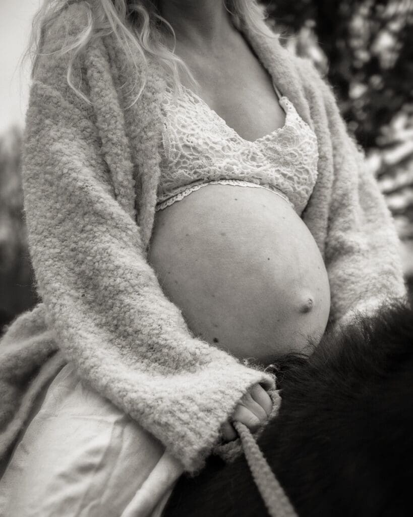 Gravidfotografering med häst utanför Göteborg