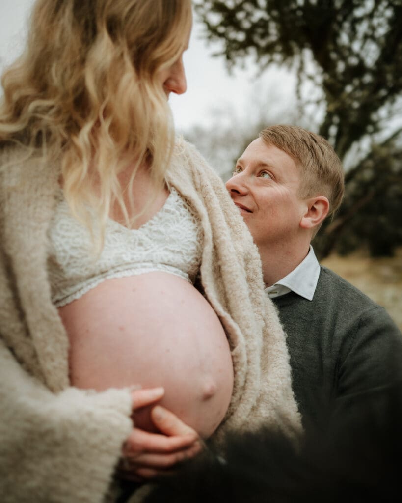 Gravidfotografering med häst utanför Göteborg