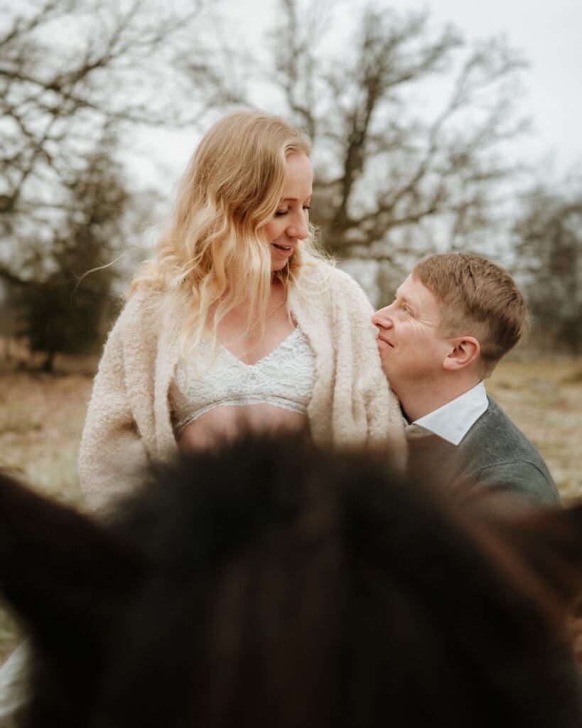 Gravidfotografering med häst i Lerum
