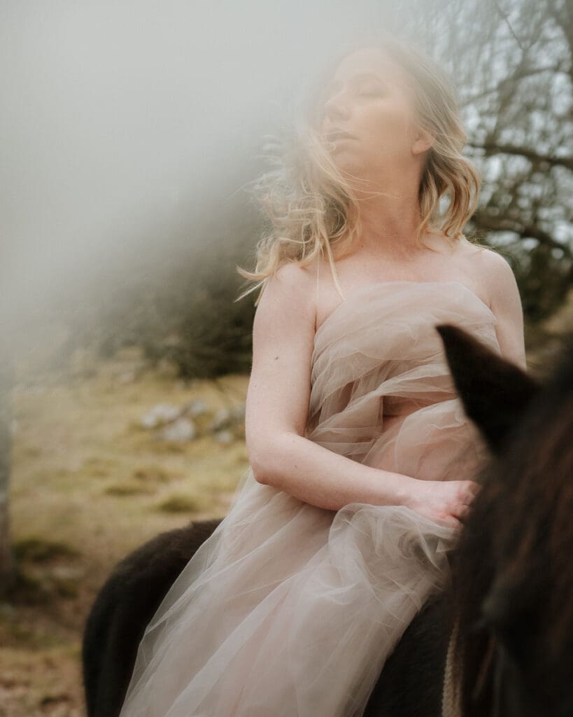 Gravidfotografering med häst utanför Göteborg