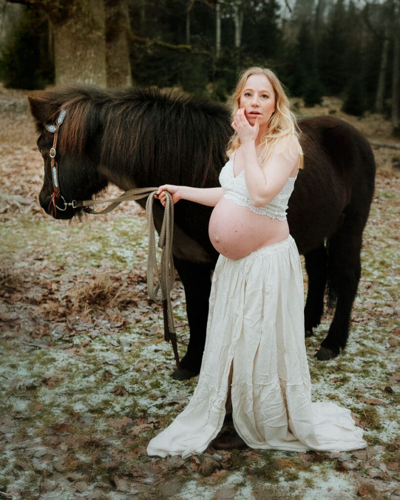 Gravidfotografering med häst utanför Göteborg