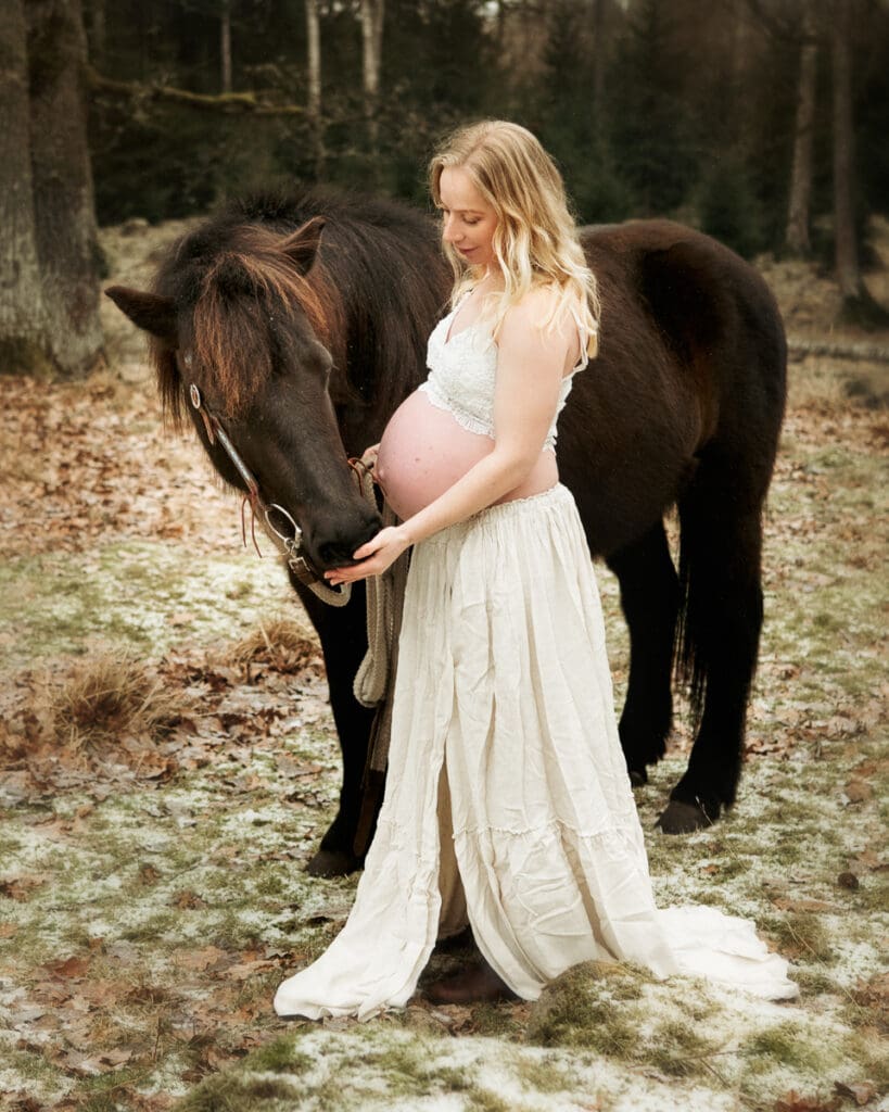 Gravidfotografering med häst utanför Göteborg