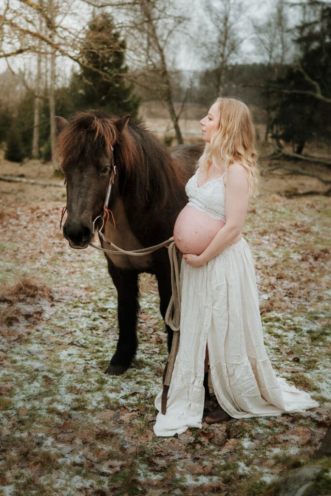 Gravidfotografering med häst på västkusten