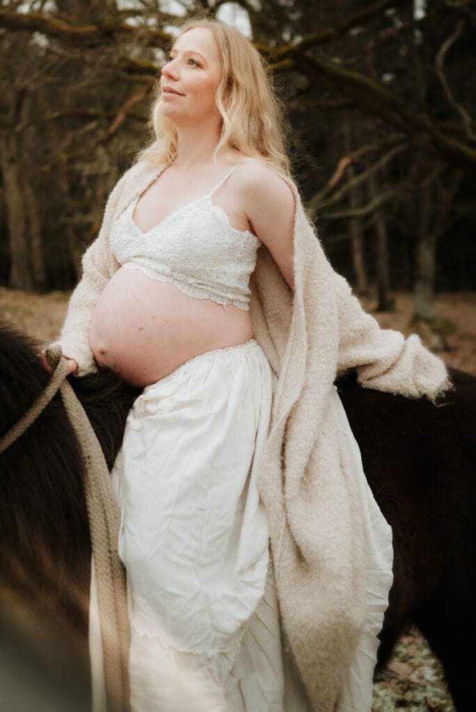 Gravidfotografering med häst utanför Göteborg