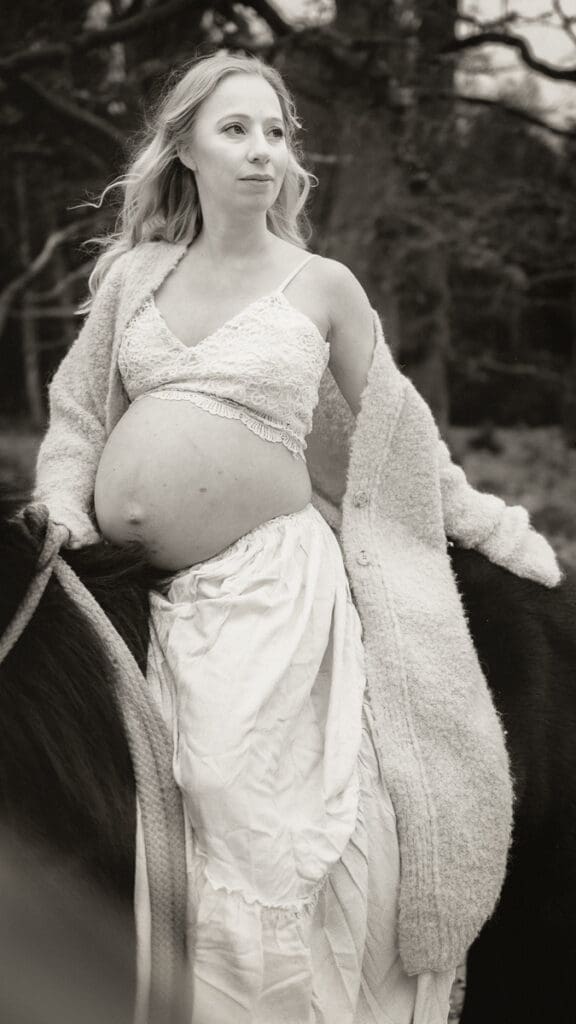 Gravidfotografering med häst utanför Göteborg